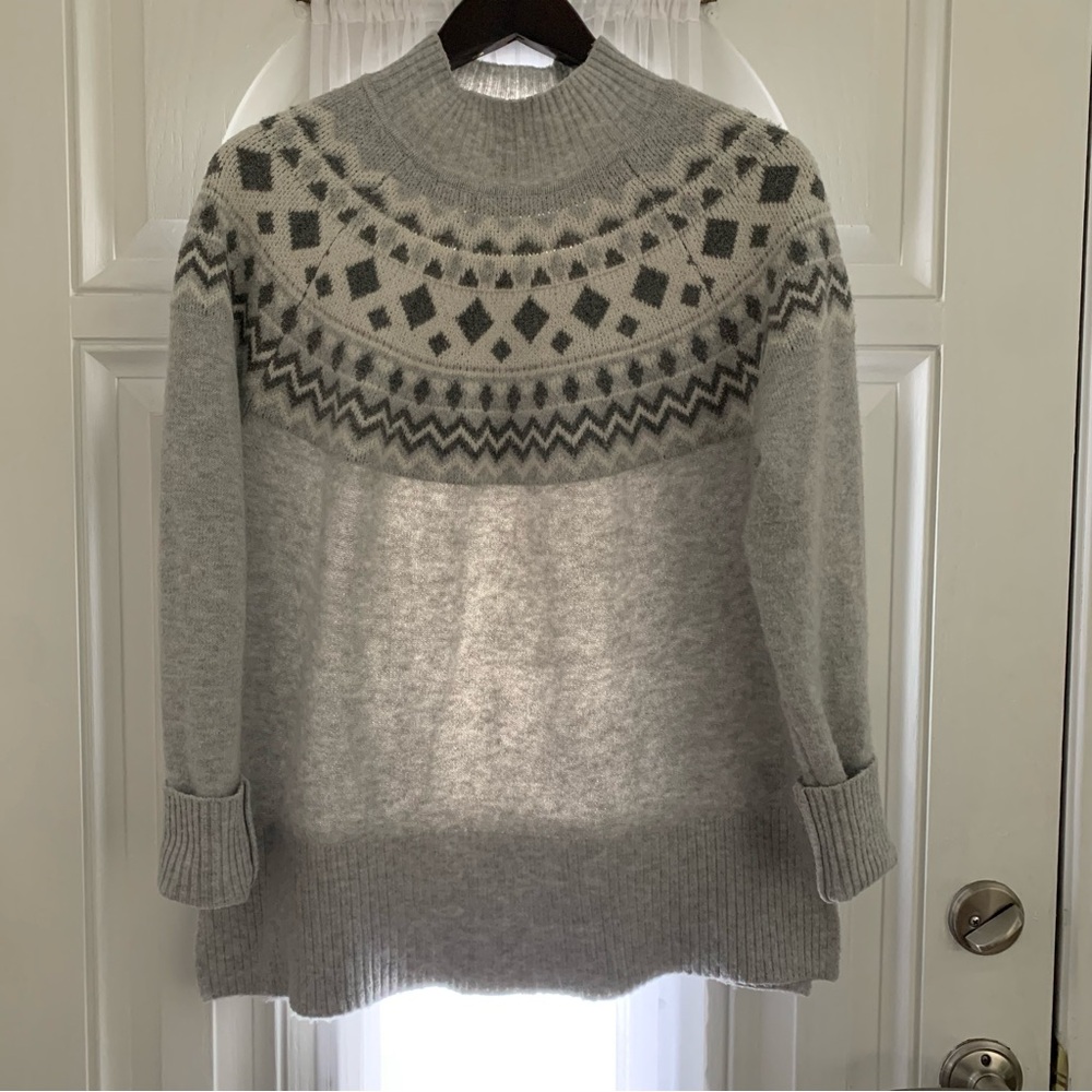 Tahari Gray Patterned Turtleneck Sweater